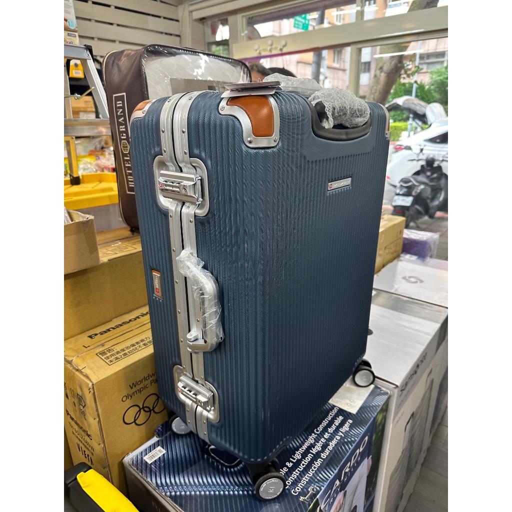↖有購便宜↘SWISS MILITARY 24吋行李箱 藍色 #615812，特價$2,399