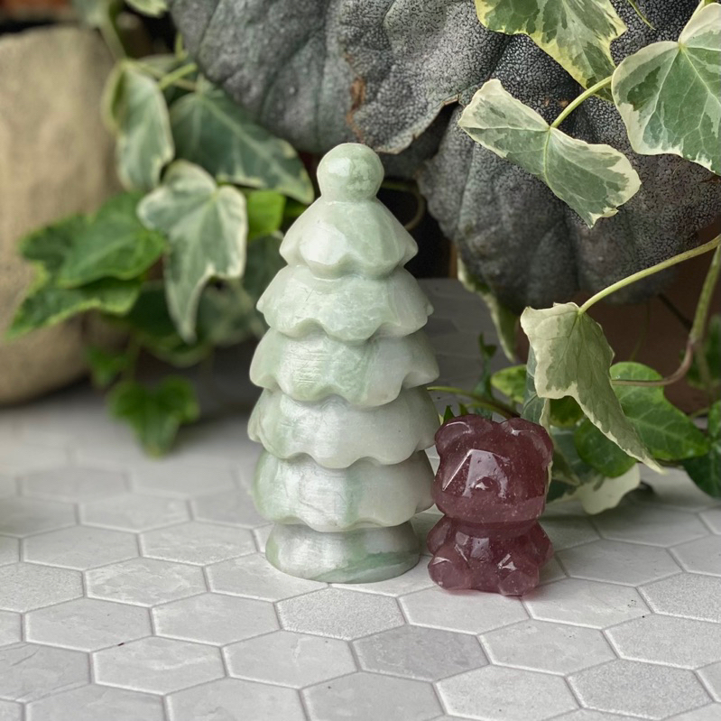 小糖瓷｜水晶礦礦小動物 在菜花玉聖誕樹下的草莓晶熊熊