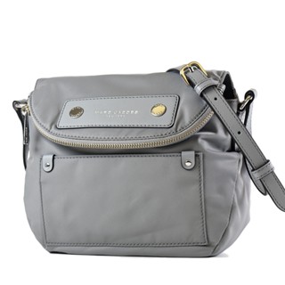 MARC JACOBS 高密度尼龍磁吸釦翻蓋馬鞍包-灰色 【美國正品現貨】