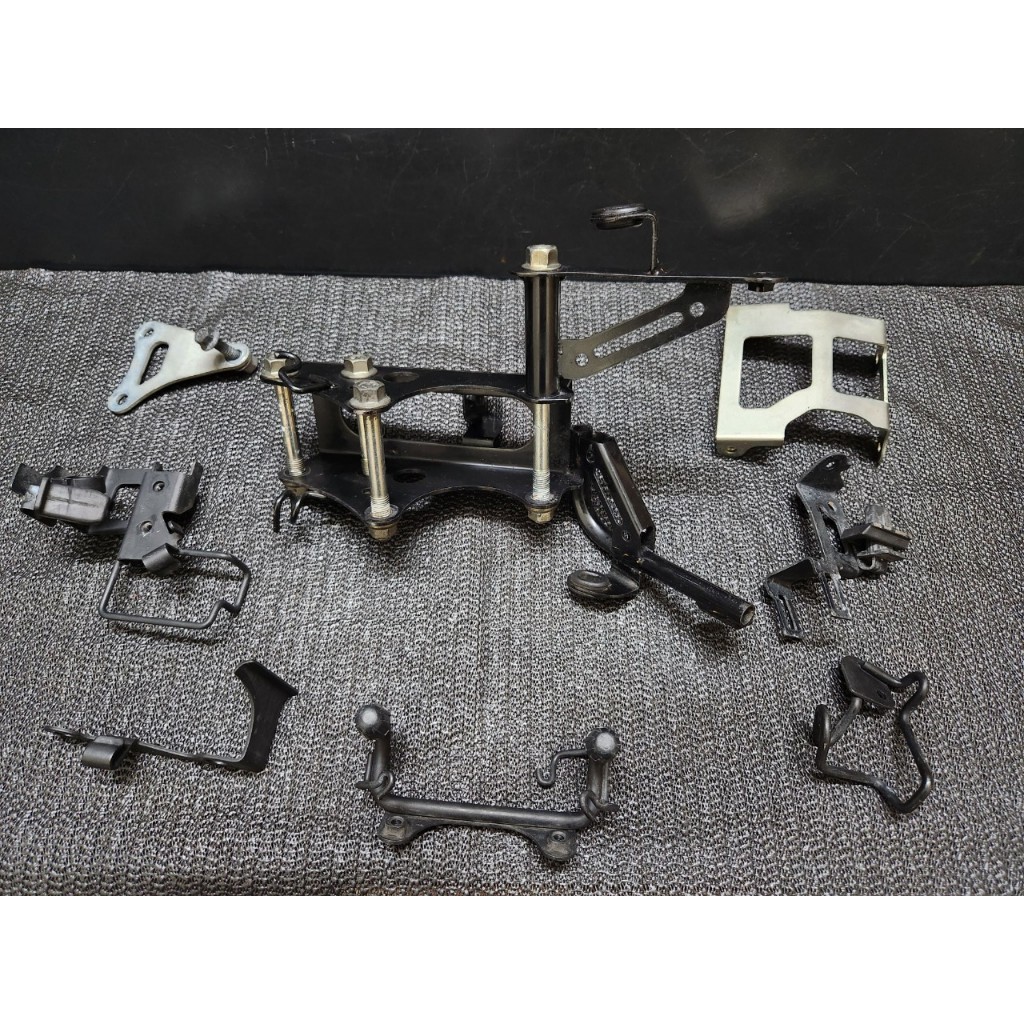 FZS 150 V3 支架一批 支架 原廠 零件 中古 二手 殺肉 山葉 YAMAHA FZS150