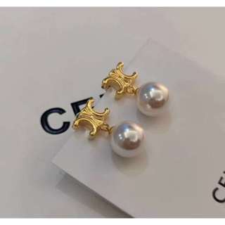 ♚KK SHOP♚預購 CELINE TRIOMPHE PEARL金色飾面黃銅及玻璃珠耳環 460TZ6BPE.01GI