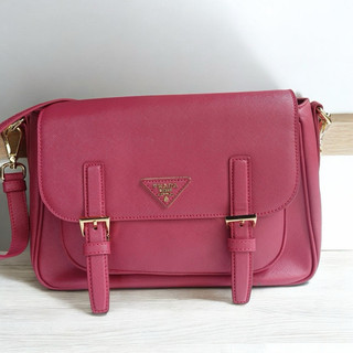 美麗堡精品 全新真品PRADA OUTLET BT0904 Saffiano防刮皮 斜背包 櫻桃粉 現貨