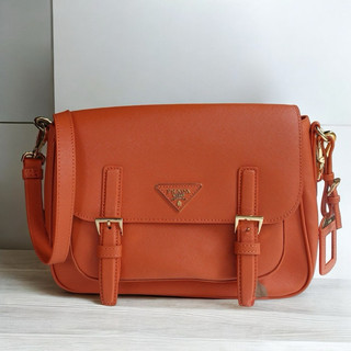 美麗堡精品 全新真品PRADA OUTLET BT0904 Saffiano防刮皮 斜背包 橘色 【現貨】