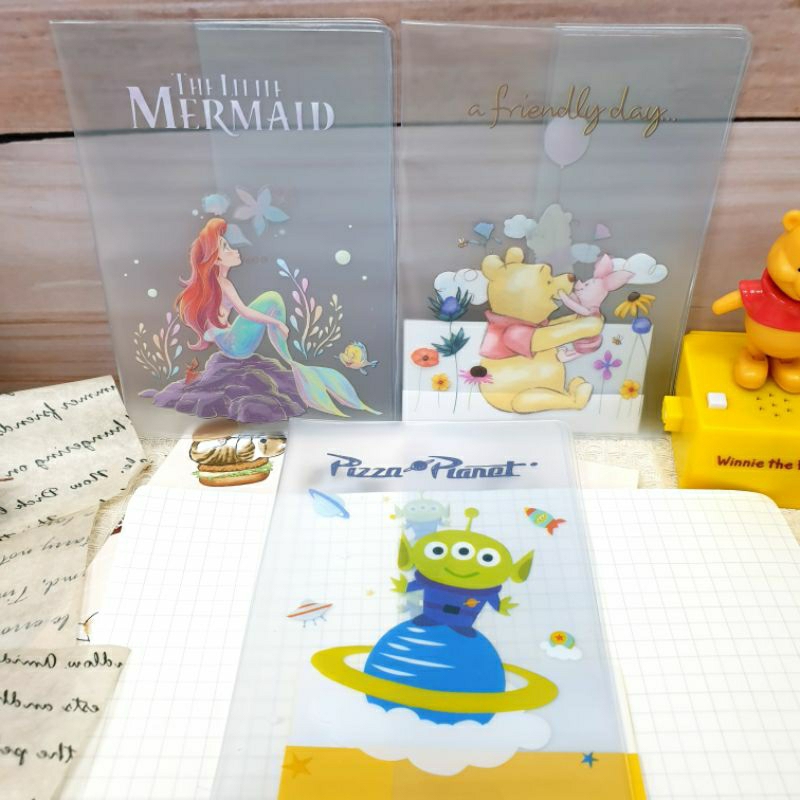 正版現貨🚀迪士尼 透明護照套 維尼 小美人魚 三眼怪 護照套 可愛護照套 護照收納套 收納保護套 小豬 貓莉貓 台灣製