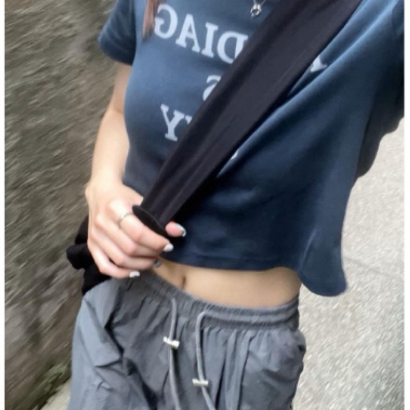 二手衣物［Fridge Staudio冰箱工作室］購入復古字母彈力圓領微短版上衣+工裝寬褲