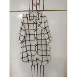 女性白底黑條紋格子長版襯衫