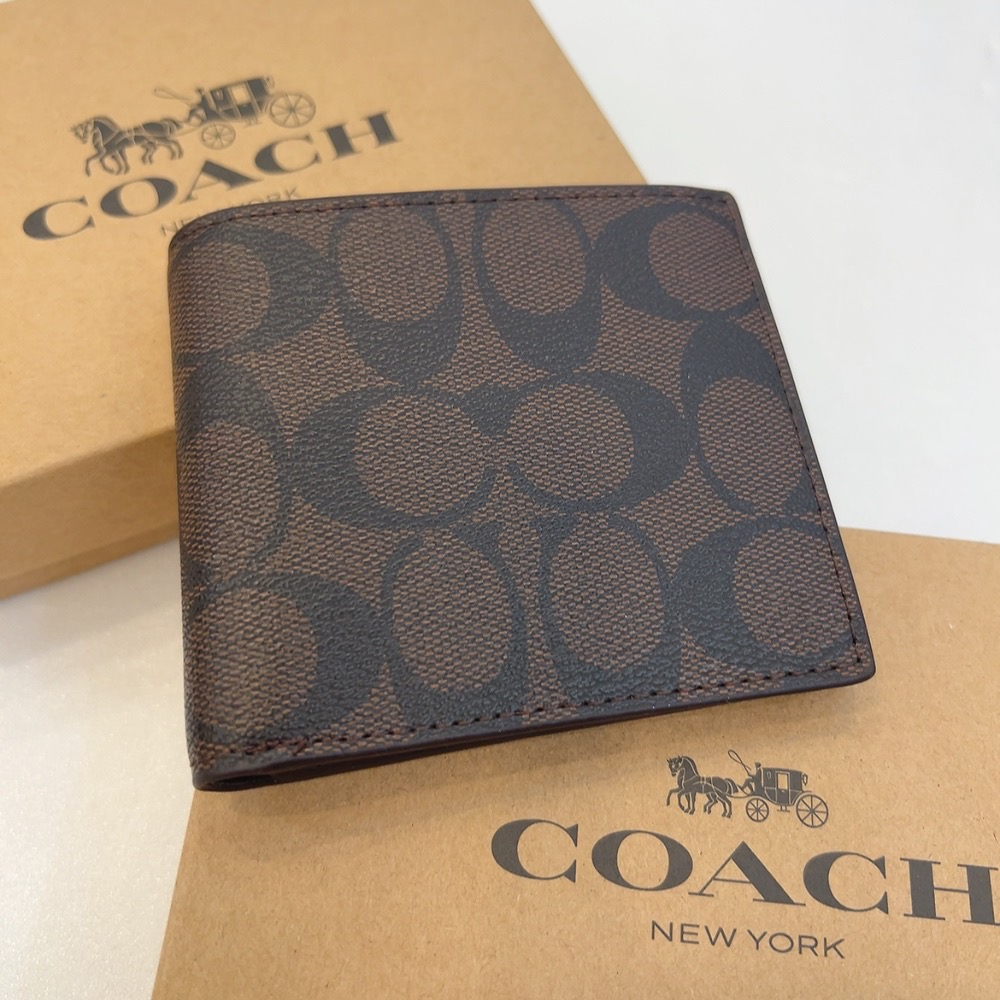 [小香風衣舖]全新現貨-2498-F75006-COACH經典C紋PVC短夾-咖 【美國outlet正品】