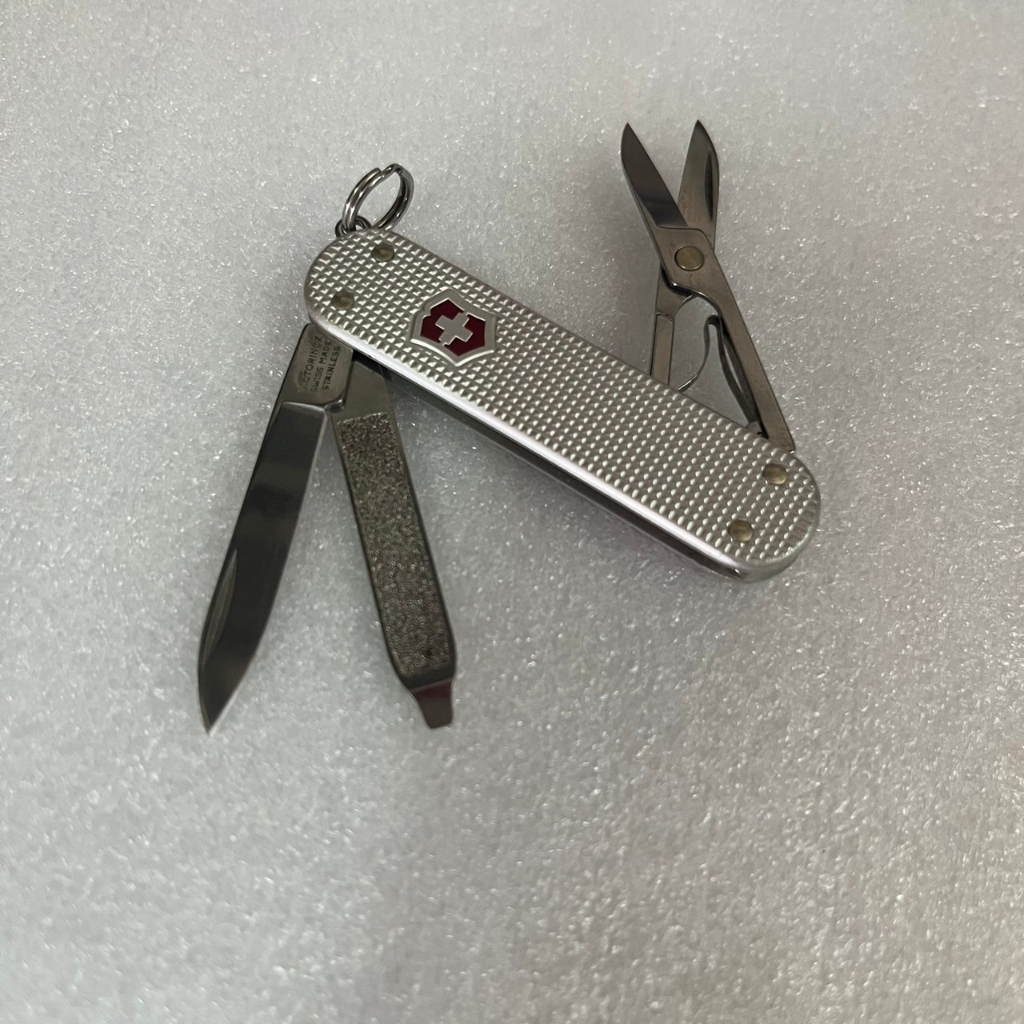 [沐沐屋］Victorinox 維氏 5用 金屬鋁柄瑞士刀 0.6221.26