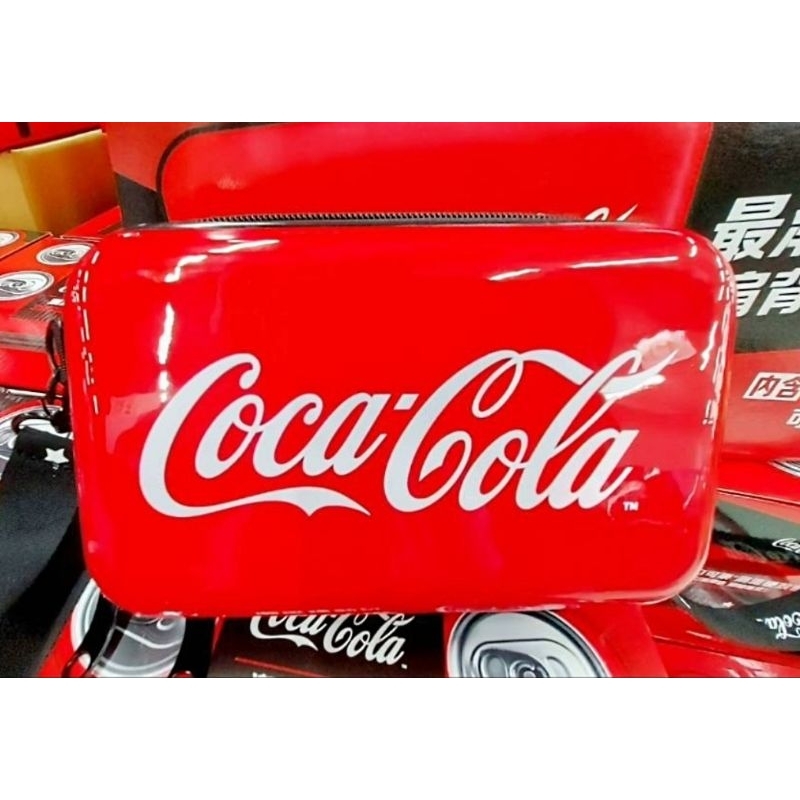 COCA COLA 可口可樂 潮流硬殼包禮盒 紅色款+330ml×6罐／台灣限定