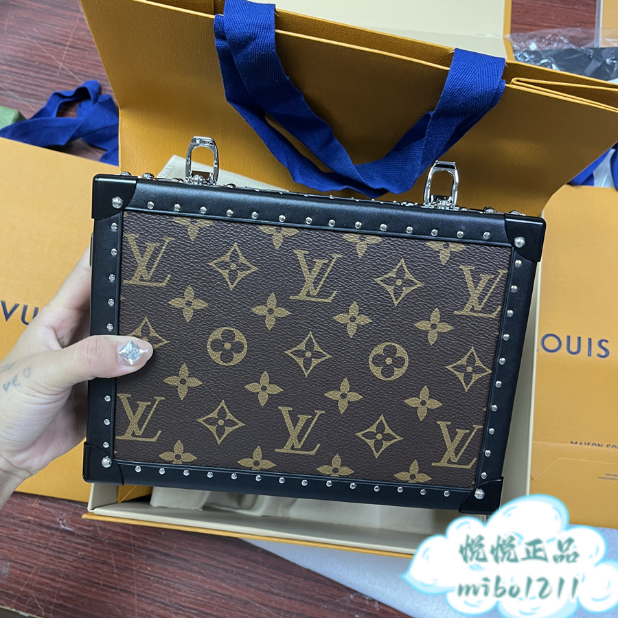 Shop Louis Vuitton Clutch Box (M20251) by LesAiles