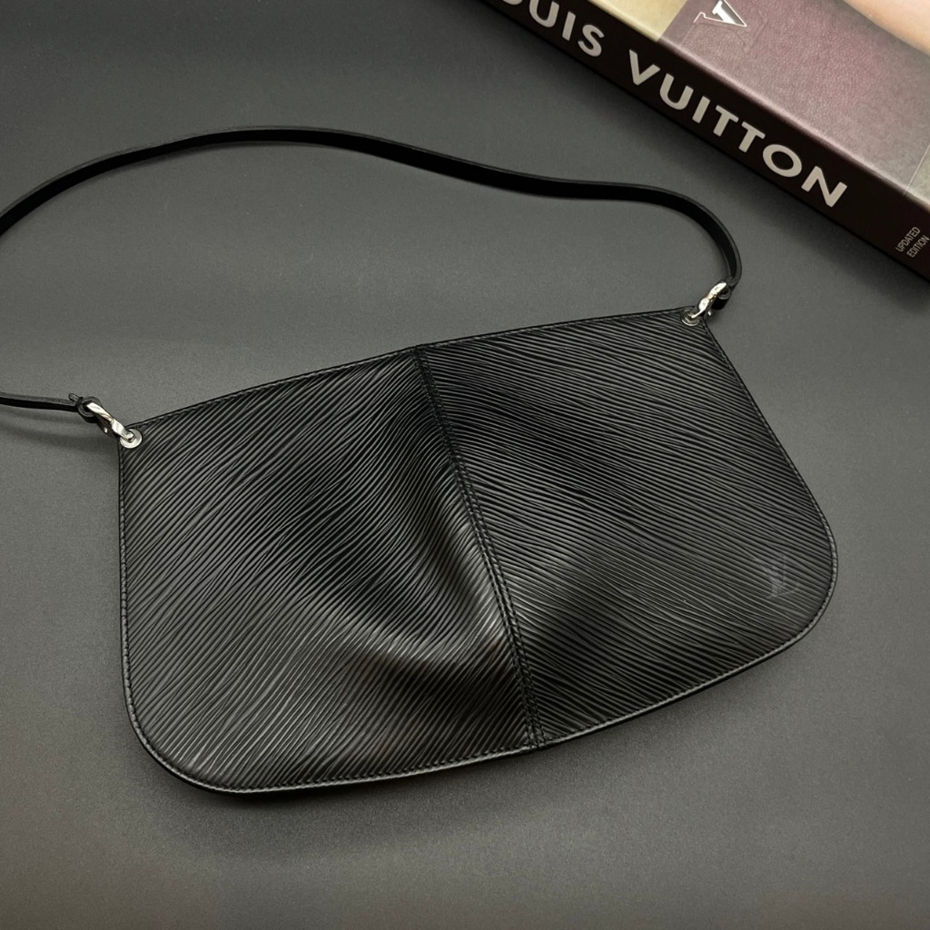 【哈極品】美品 《Louis Vuitton LV 黑色 EPI 水波紋 銀扣 貝殼扁包 手提/腋下包》