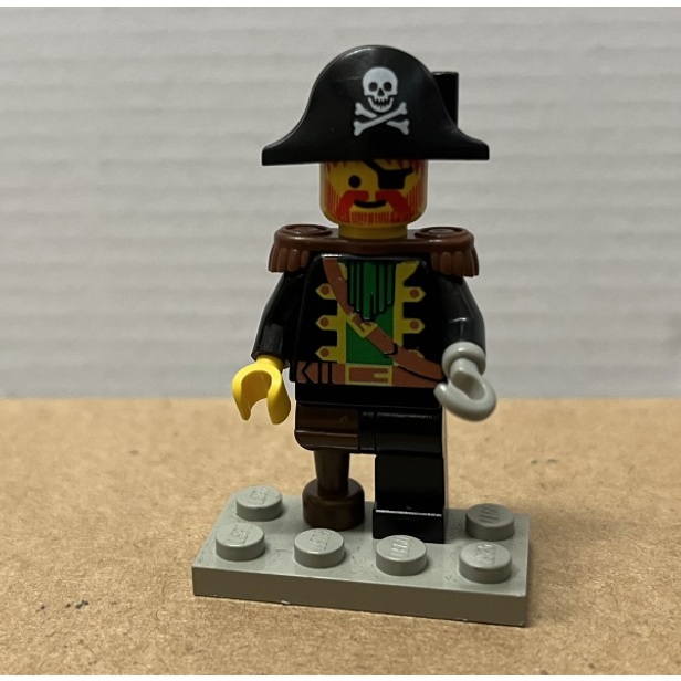 老樂高  海盜 船長 10040 人偶