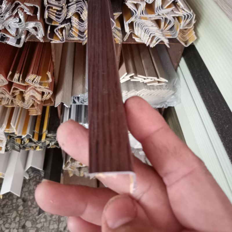 L型塑膠條自黏包角條（寬度6分）一支8尺200元（木板角度修飾用）
