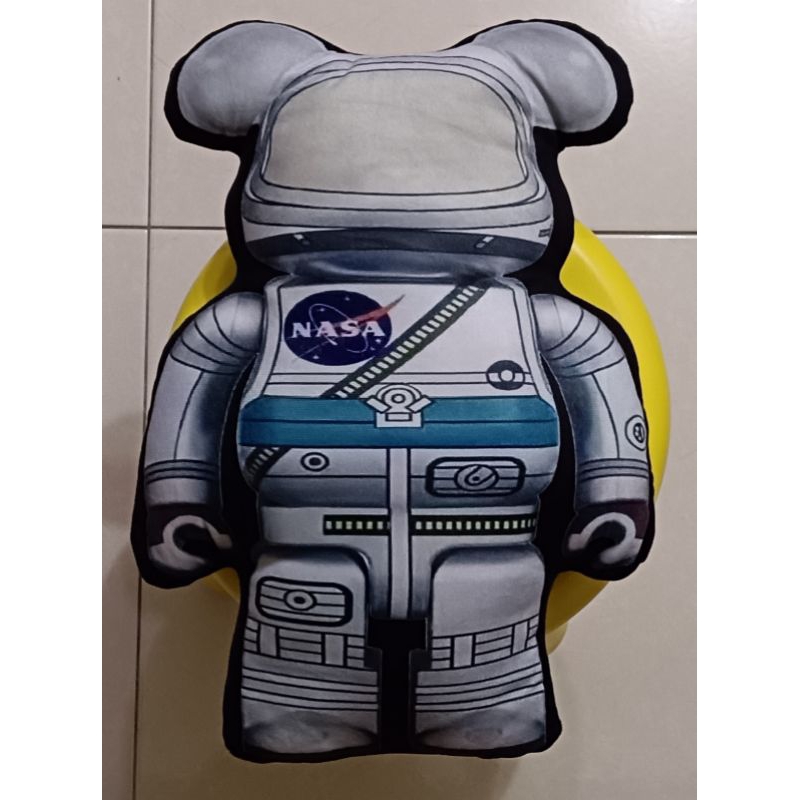 BEARBRICK 庫柏力克熊 爆力熊 NASA 太空人 大尺寸 40x27cm 抱枕 靠枕