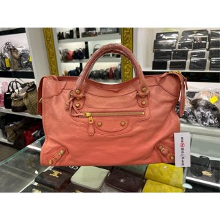東區正精品㊣BALENCIAGA 281770 5665 CITY 巴黎世家玫瑰粉色金釦機車包肩揹包手提包 RZ4374