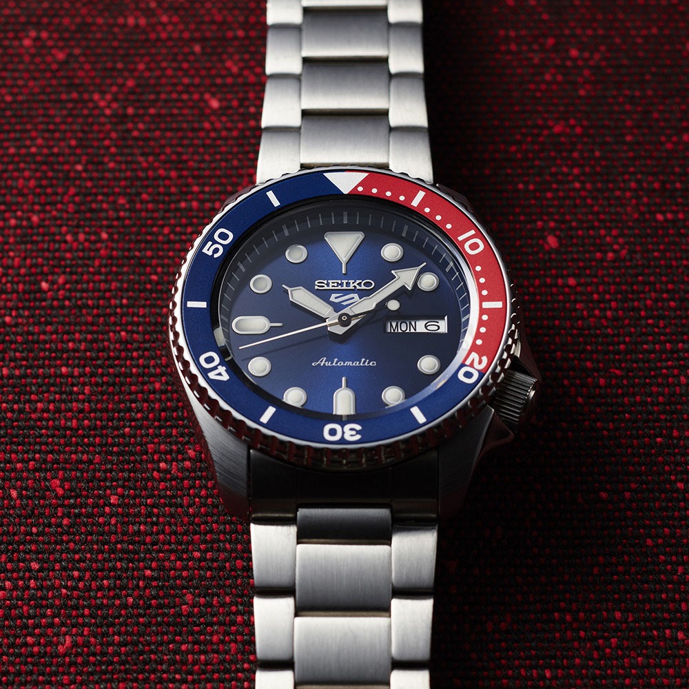 【WANgT】SEIKO 日本精工 盾牌5系列 銀帶藍紅框日期星期顯示三針自動機械錶-SBSA003