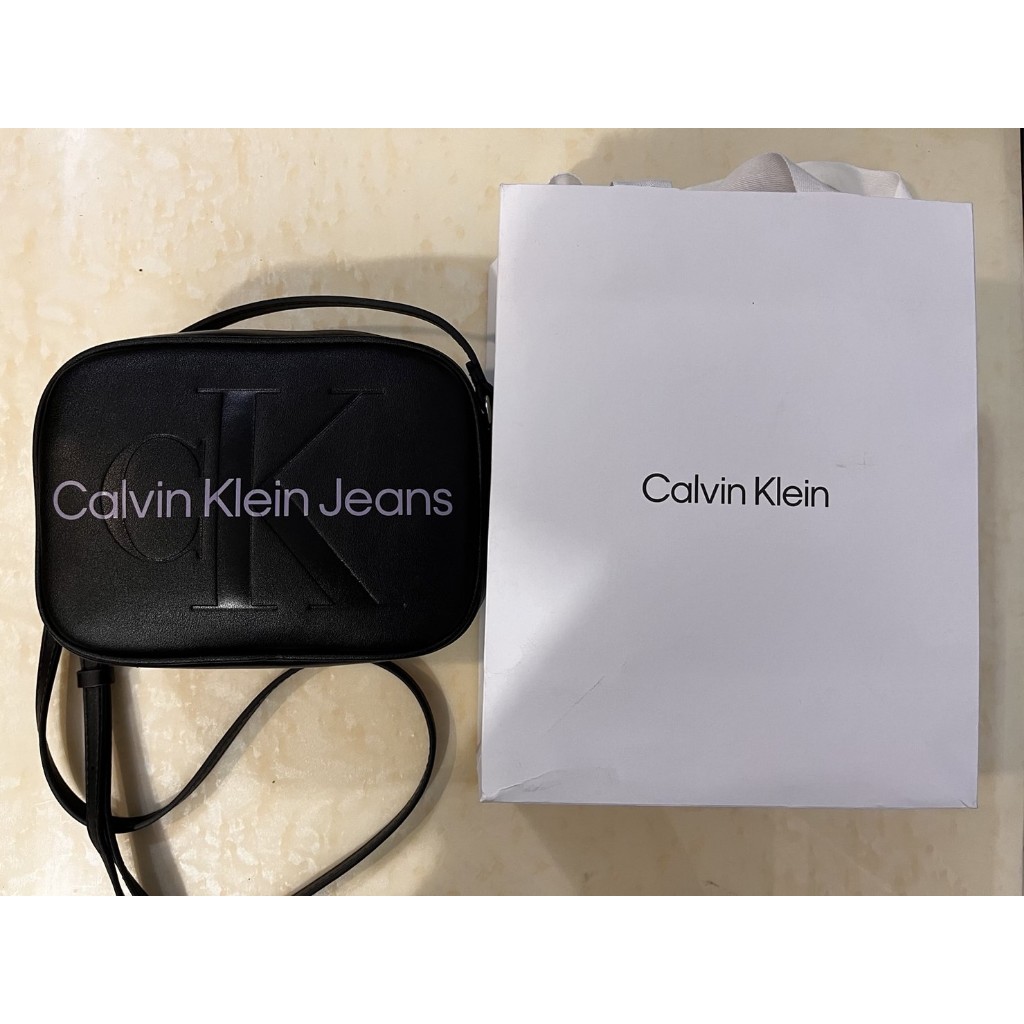 Calvin Klein Jeans 女性黑色斜背包，小相機包