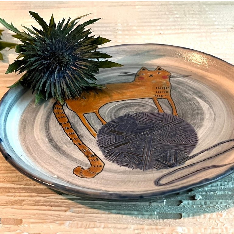 貓咪與毛線球刻劃陶製圓盤_陶器餐盤