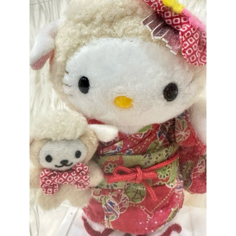 日本進口Hello Kitty穿和服的羊咩咩娃娃手上還抱一隻羊妹妹造型