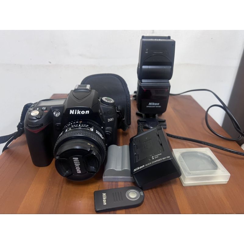 Nikon D90機身+SB 600閃燈，充電器，Nikon 35D f2（B+W保護,B+W偏光鏡） ,充電組.