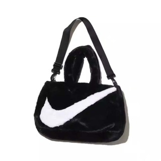 現貨 Nike Faux Fur Tote "Black" 毛絨絨 斜背手提包 小包 托特包 黑白 FB3050-010