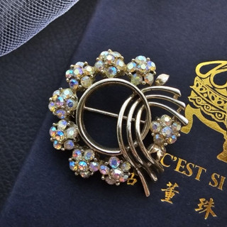 Lisner霓光花朵彩帶別針 秀氣小巧 流線 領口【C’est Si Bon古董珠寶盒】Vintage老飾水鑽 優雅古典
