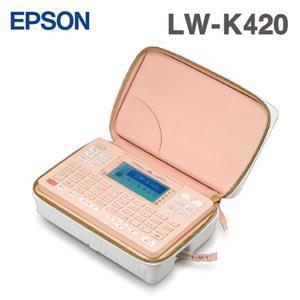 EPSON LW - K420標籤印表機 新機上市!夢幻美妝包造型 ◆90款以上標籤帶可供選擇 ◆內建多樣化邊框、豐富圖