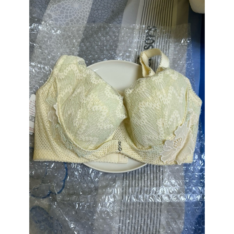 全新品👙曼黛瑪璉 雙弧系列 R62198 調整型內衣 香草黃 集中 包覆 提托 公司貨（百貨公司購入）