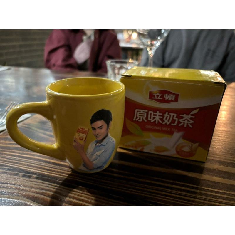 阮經天簽名，立頓奶茶咖啡杯