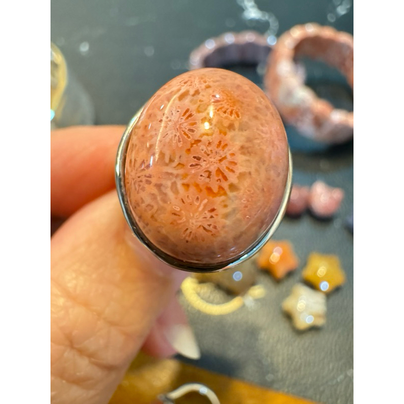 退坑 降價 珊瑚玉 戒指 活圍 簡約鑲半銀戒台 粉色氣質系小花 會閃