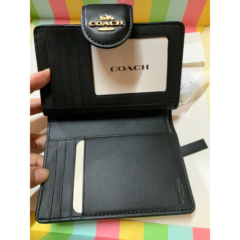 Coach 經典款 防刮皮革材質配上浮雕馬車logo中夾/黑咖老花，全新正品