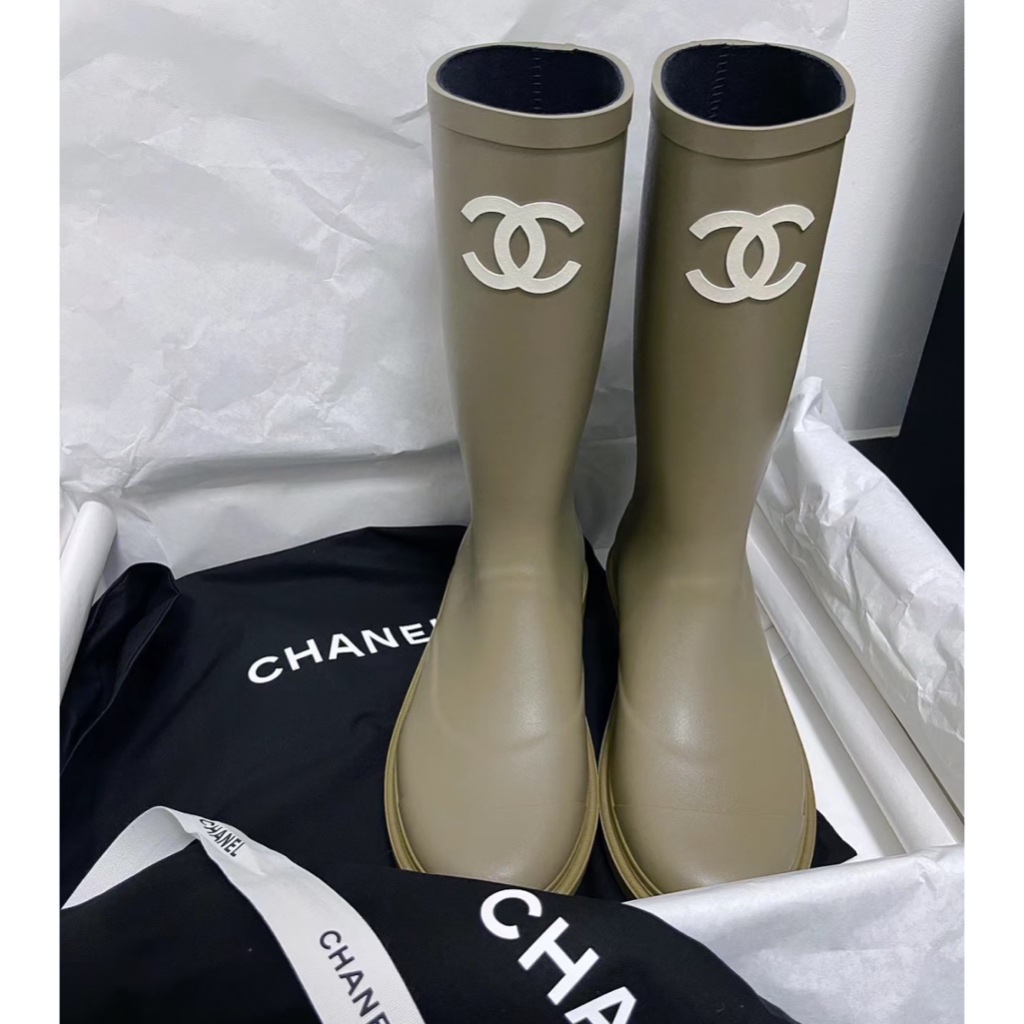 【𝐂𝐚𝐬𝐞𝐬】Chanel｜ 雨靴 卡其綠 （36/37/38）雙C高筒雨靴 精品代購 歐洲代購 日本代購