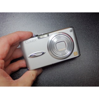 <<老數位相機>>PANASONIC LUMIX DMC-FX01 (防手震 / LEICA鏡頭/ CCD相機 /銀)