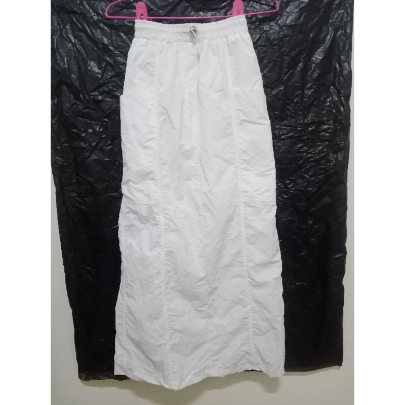 白色皺褶長裙-腰圍可調，兩邊有大口袋，有內襯26腰