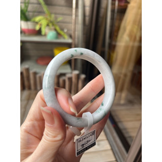 【一方翡翠】#507505[有裂]糯種牛奶底飄蘭花翡翠平安鐲(56以下圈口可戴) 翡翠A貨附證書