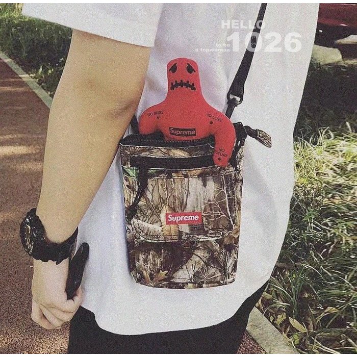 +1026+SUPREME 正品側背包 多收納隨身小包 防潑水 露營小方包 肩背長背帶可調整 橫跨斜背包 枯葉側背小肩包