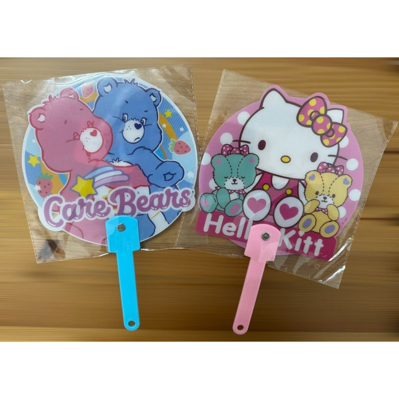 全新 一組2個Care Bears 彩虹熊+ Hello Kitty 凱蒂貓 扇子