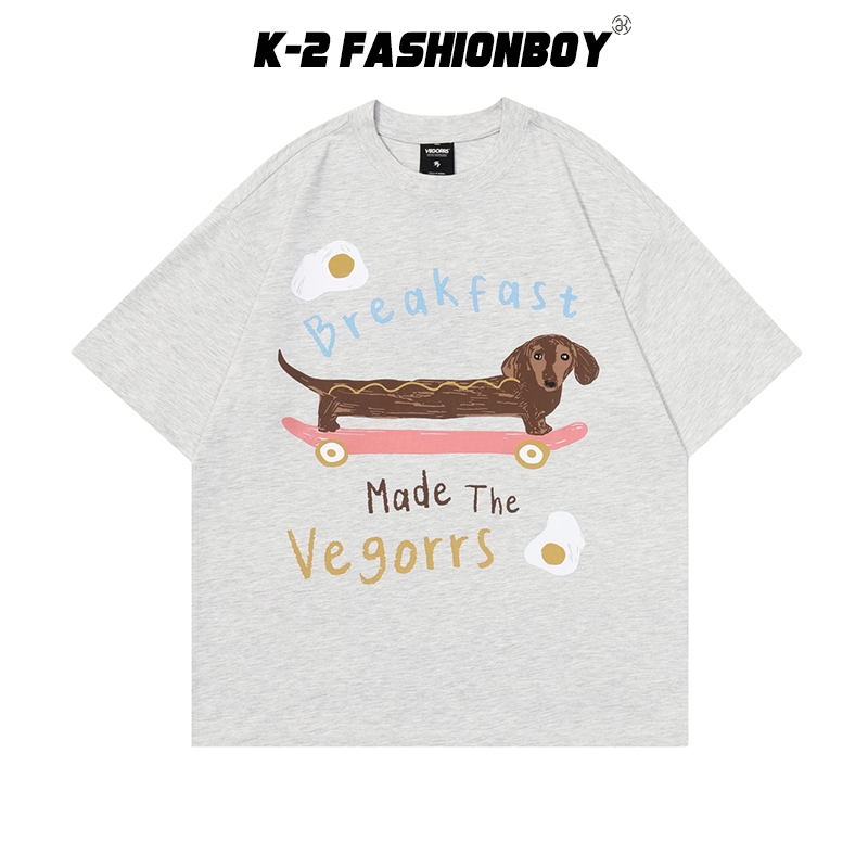 【K-2】VEGORRS Breakfast 臘腸狗 滑版 熱狗 荷包蛋 插畫 可愛 短T 寬鬆 上衣【HT9005】