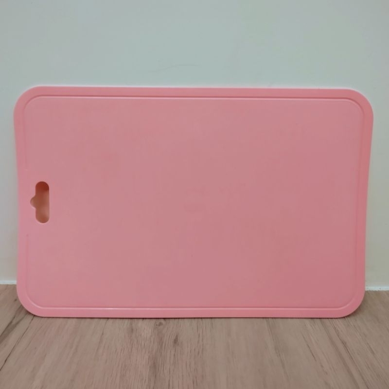 二手 粉紅色可吊掛塑膠砧板 32*21*0.2公分 薄型 砧板 塑膠砧板 輕便砧板 薄砧板 露營 廚房