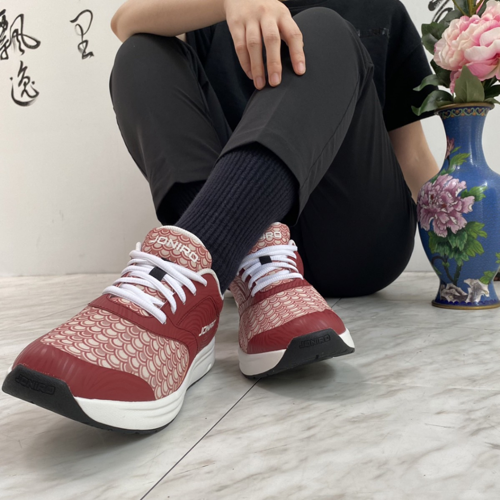 【JONIRO】100%MIT台灣製造 氣墊拇趾外翻鞋FOOTLOOSE 寬楦 舒適 透氣 穿搭 氣墊鞋款 _胭脂紅(女
