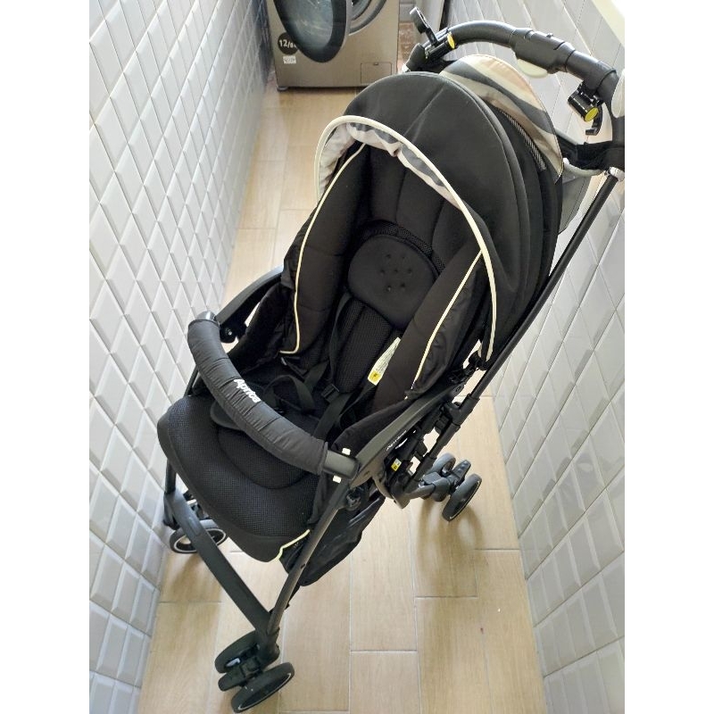 Aprica嬰幼兒推車，座椅可平躺，剛出生可使用，單手可操作收合，收合後如圖片，二手，產品狀況良好。（北市芝山自取）