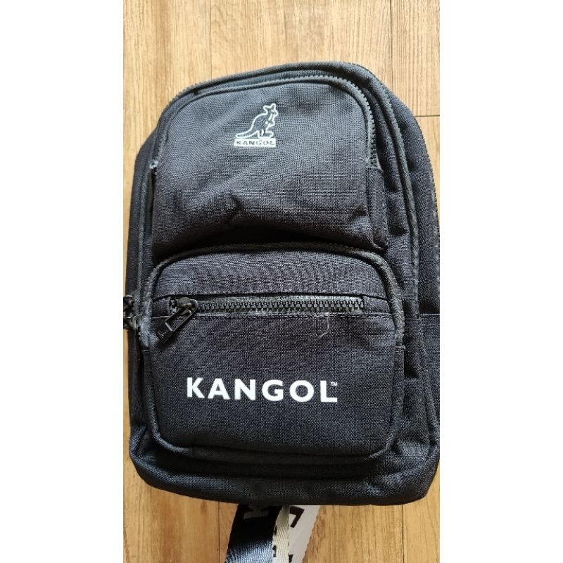 買一送一）大特價。韓國 kangol 側背包。全新。送M7手環/充電手機架/數位顯示充電器/夾式風扇，擇一