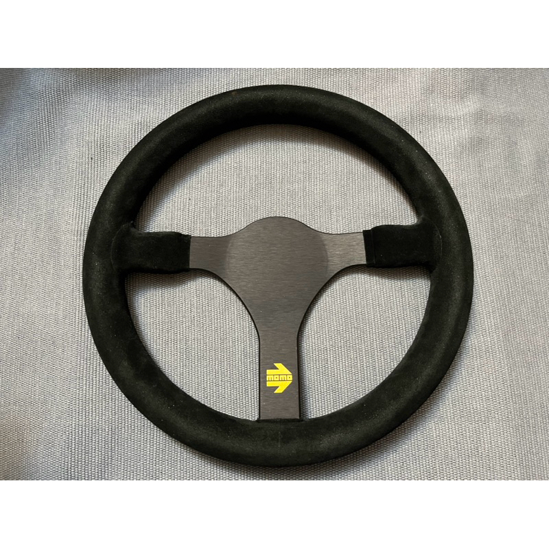 MOMO 賽車運動 MOD。31 是一款經典的圓形方向盤，專為賽車時提供最大的回饋和控製而設計 nardi