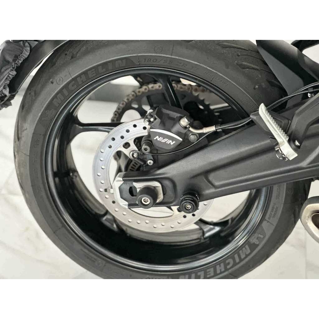 Speed 400黑色油壺殼 適用於 Triumph 400改裝金屬起車釘 Speed400 小擋車 Speed400