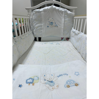 Baby City 娃娃城 鄉村古典熊大床(白色) 附泡棉墊 嬰兒床 寢具六件組 寶寶成長型床