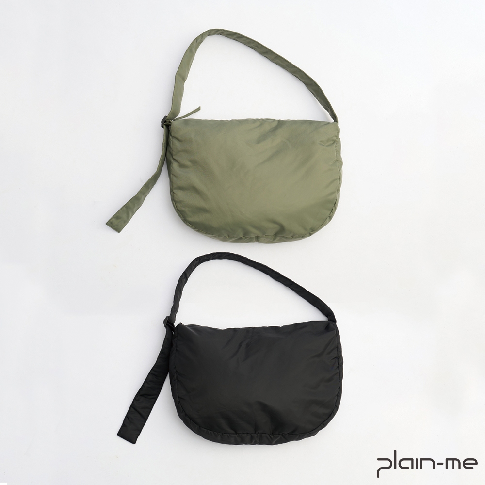 【plain-me】寬帶鋪棉大型半月包 PLN3034-242 &lt;男女款 包包 側背包 斜背包 和尚包 斜挎包&gt;