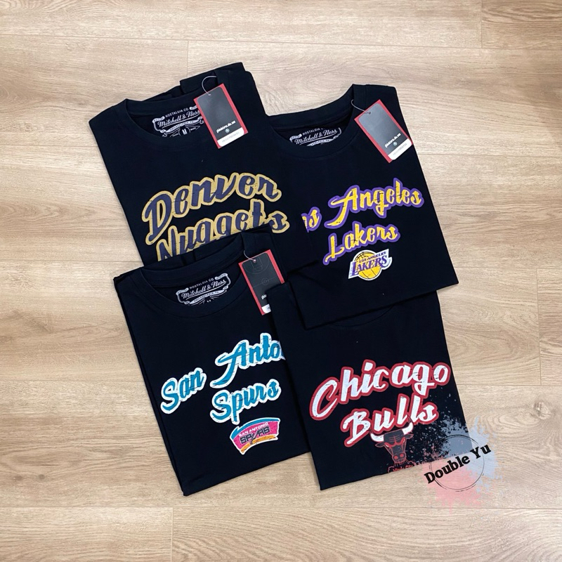 DY• Mitchell &amp; Ness NBA LOGO T恤 短T 球隊 刺繡 湖人 公牛 馬刺 金塊