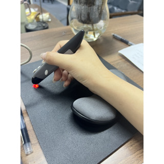 【現貨速發】官搭！人體工學滑鼠筆 護腕墊 個性創意立式筆形滑鼠 2.4G傳輸 三檔CPI調節 手腕案頭 舒適耐髒鍵盤手託