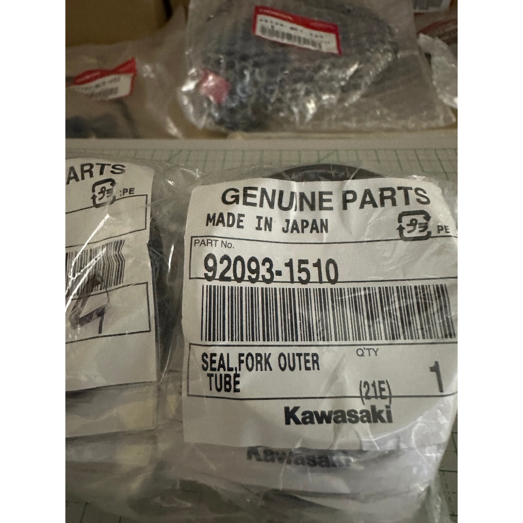Kawasaki  W400 W650 W800 92093-1510 前避震器土封(原廠日製)