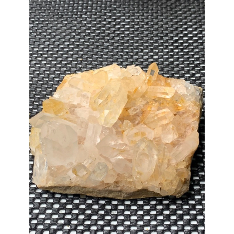 馬達加斯加透白水晶母岩（帶點黃皮）699.8g高7.5寬12.3x10